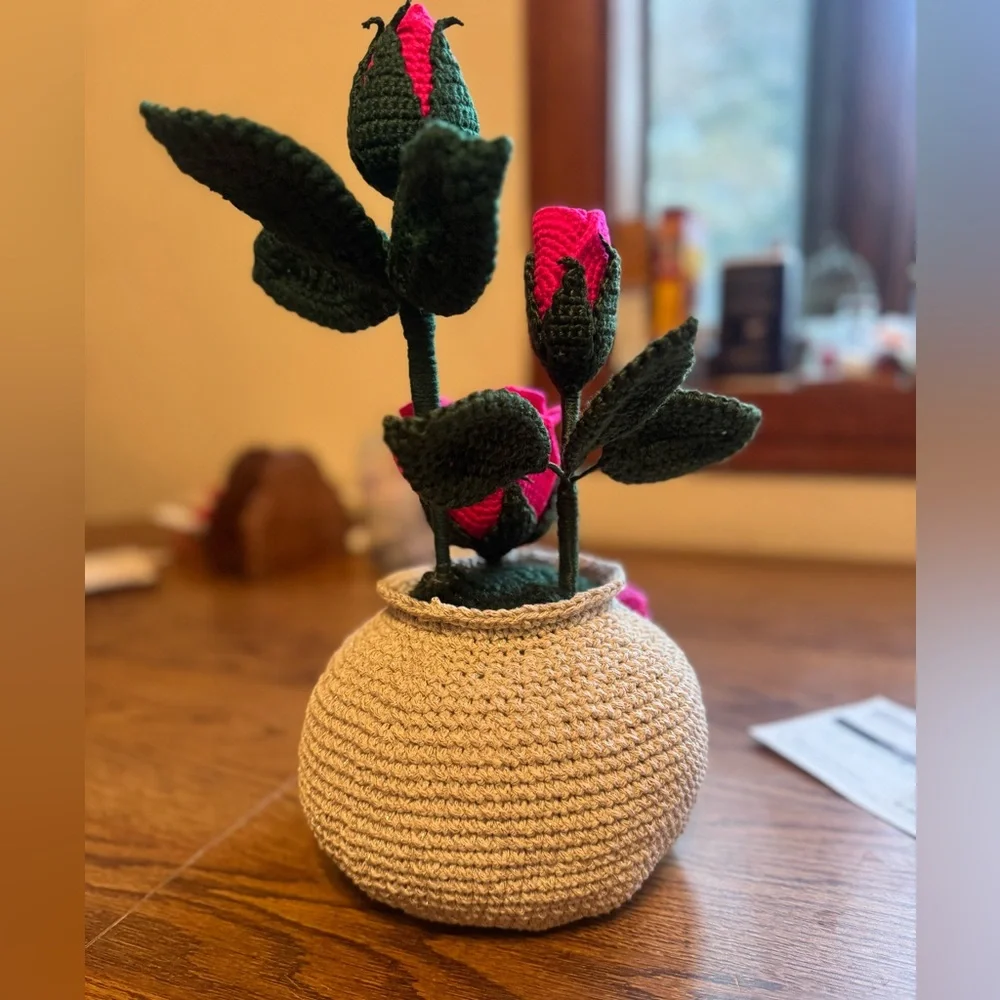 Handcrafted Pink Rose Crochet Vase‎